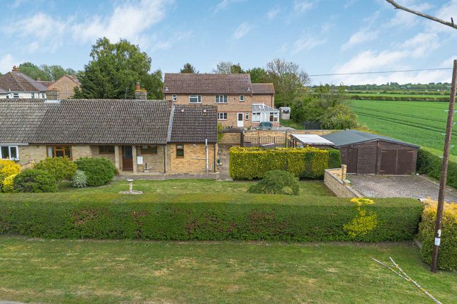 2 bed property, in Pear Tree Close, £440,000