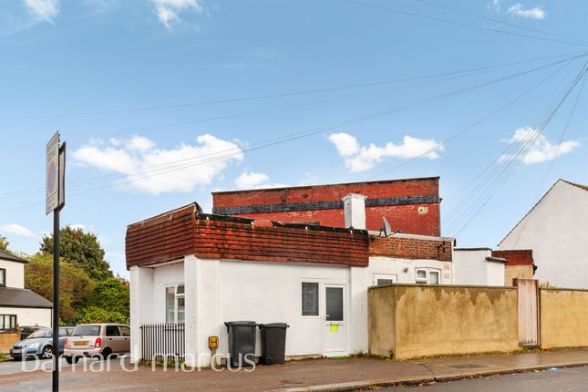 2 bed property, in Woodmansterne Road, £350,000