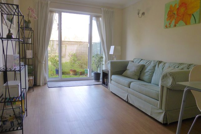 1 bed property, in Culverden Road, £400,000