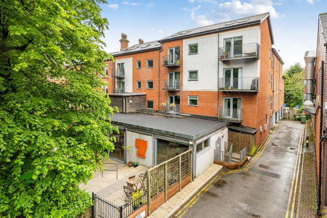 2 bed property, in Lime Grove, £235,000