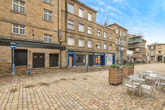 1 bed property, in Byram Street, £75,000