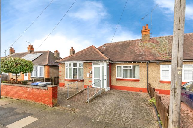2 bed property, in Bush Hill, £265,000