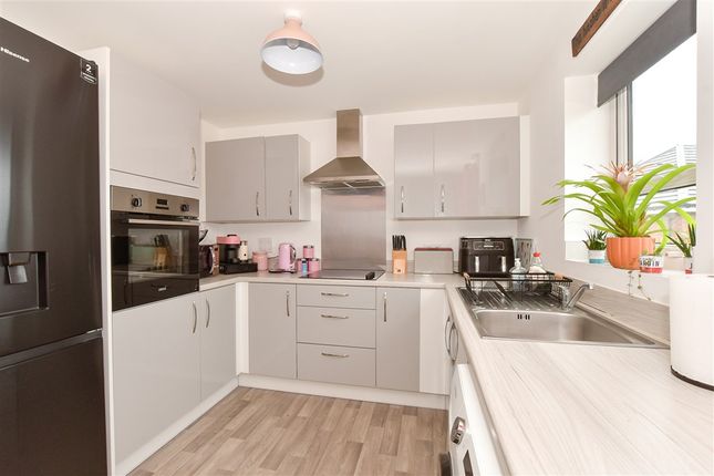 3 bed property, in Hollyhock Crescent, £240,000