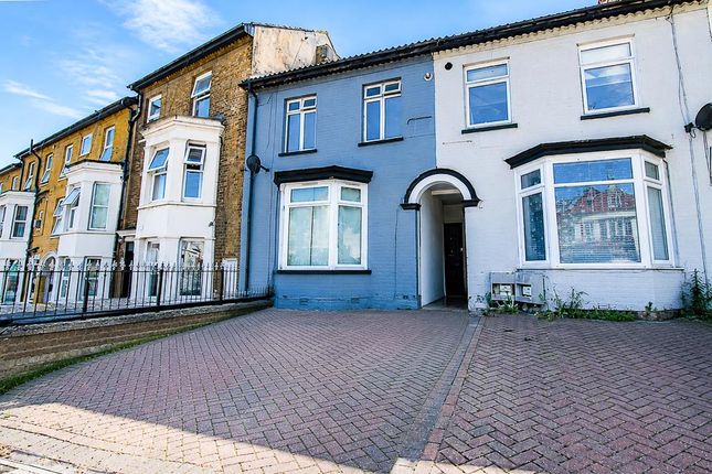2 bed property, in Southchurch Avenue, £170,000