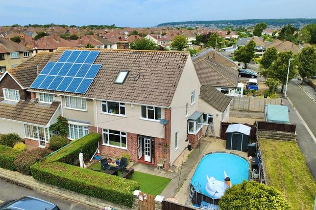 4 bed property, in Beaumont Close, £425,000