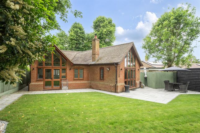 2 bed property, in Vicarage Road, £800,000