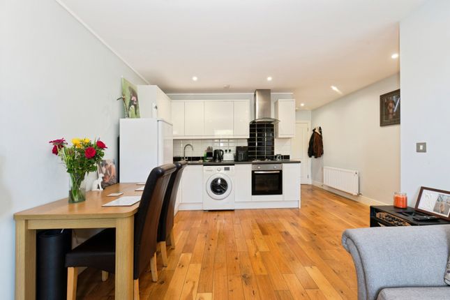 1 bed property, in Barnsbury Lane, £200,000