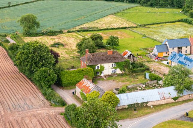 6 bed property, in Woonton, £1,200,000