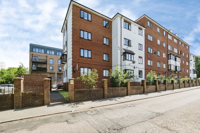 1 bed property, in Harts Lane, £210,000