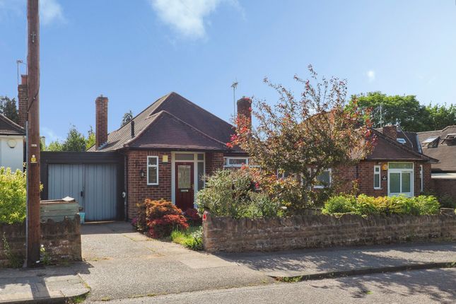 2 bed property, in Balmoral Drive, £325,000
