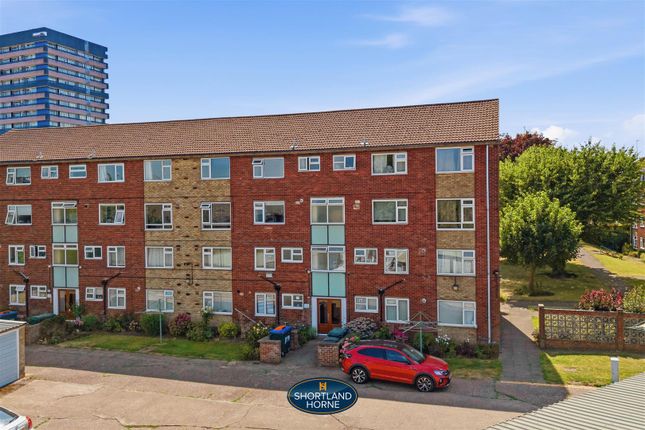 2 bed property, in Elmwood Court, £110,000