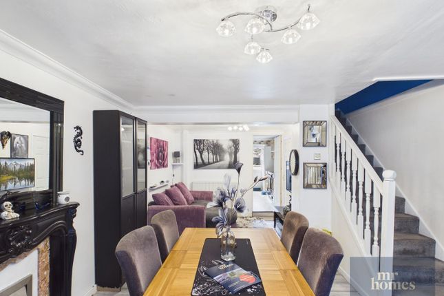 3 bed property, in Oak Street, £120,000