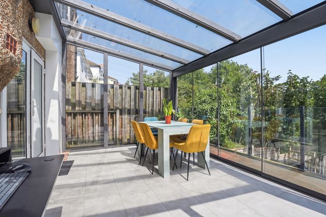 3 bed property, in Oaks Road, £425,000