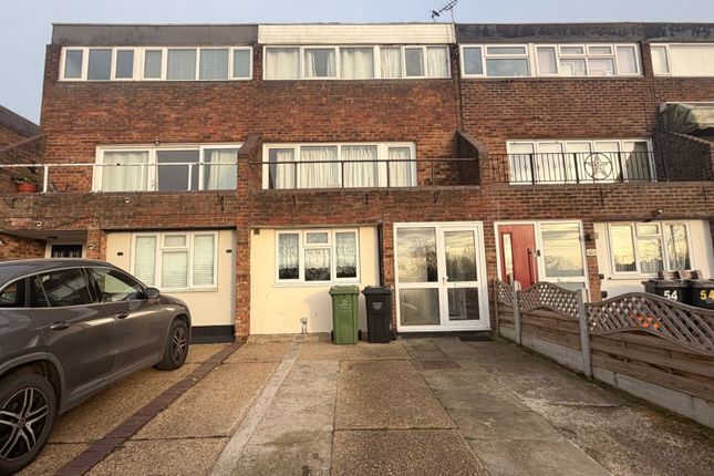 5 bed property, in Gun Hill Place, £405,000