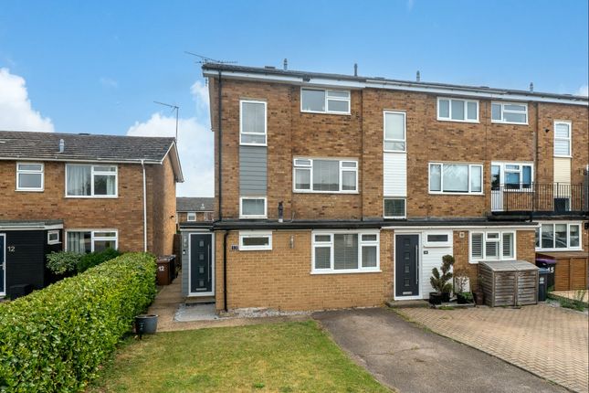 4 bed property, in Vicarage Road, £490,000