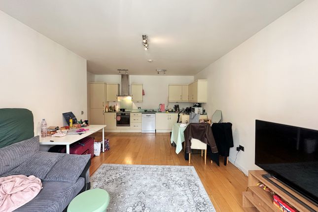 2 bed property, in Queens Road, £260,000