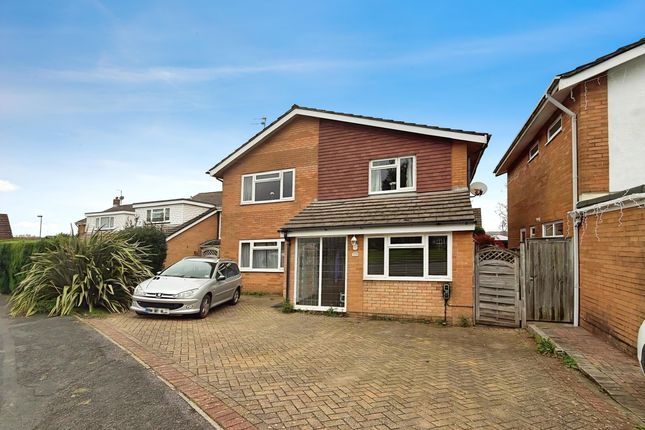 5 bed property, in Lambs Farm Road, £625,000
