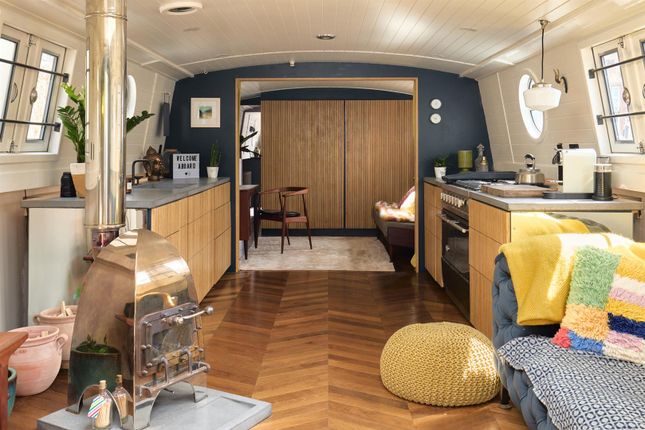 1 bed property, in St Katharine Docks, £300,000
