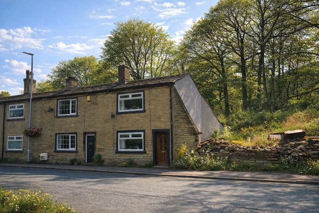 1 bed property, in Shay Lane, £100,000