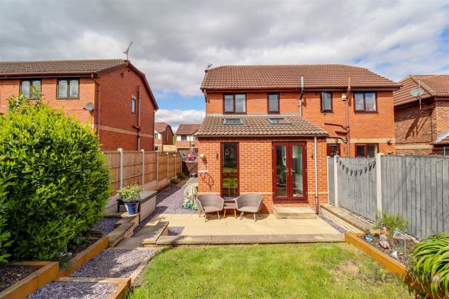 2 bed property, in Laurel Close, £200,000