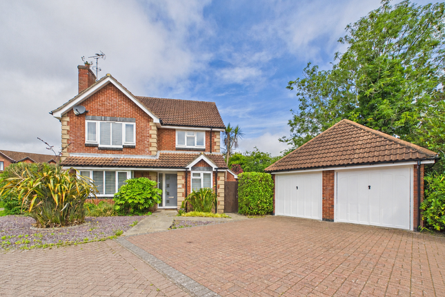 4 bed property, in Dutchells Copse, £785,000