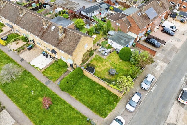 2 bed property, in Hawthorn Lane, £425,000