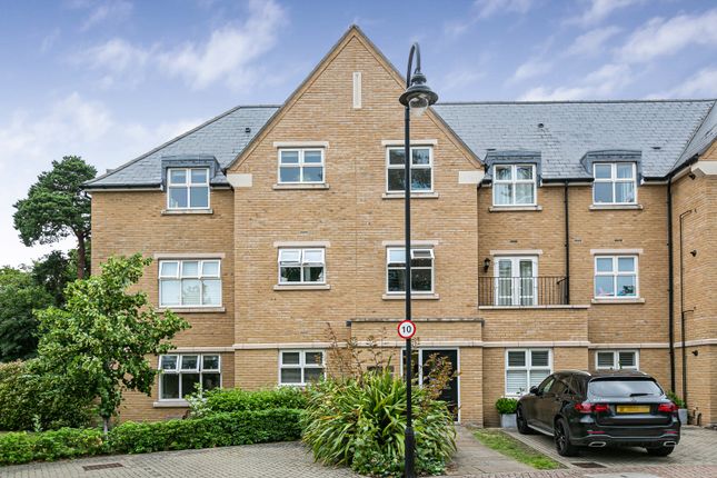 2 bed property, in Queenswood Crescent, £395,000