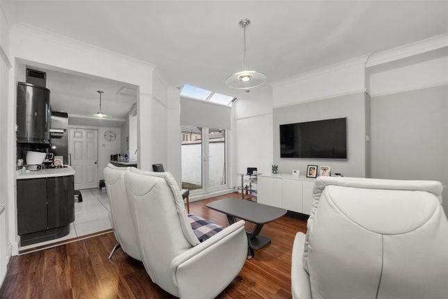 2 bed property, in Queen Street, £220,000