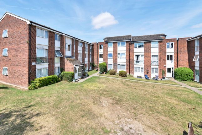2 bed property, in Tennyson Close, £185,000