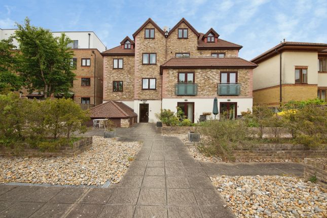 2 bed property, in Old Farm Avenue, £450,000