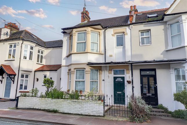 3 bed property, in Westbourne Grove, £350,000