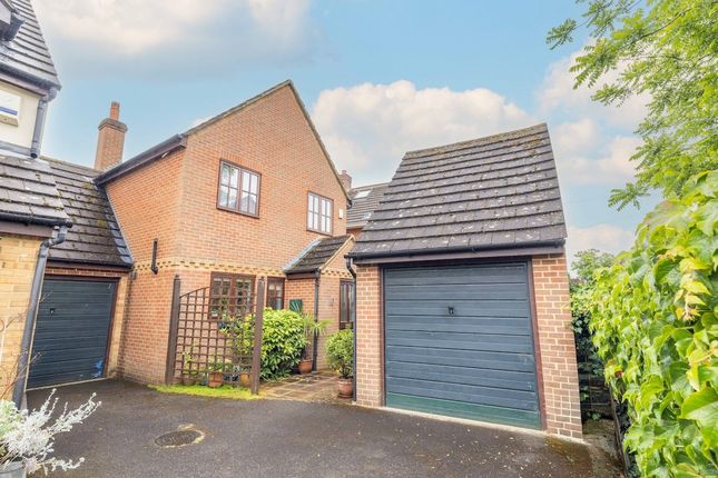 3 bed property, in Parkside Walk, £600,000
