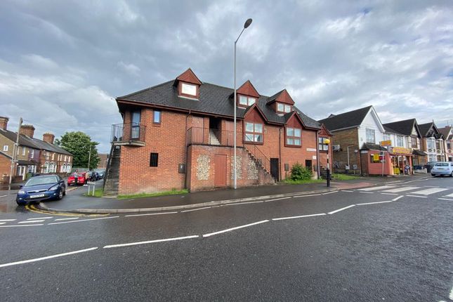1 bed property, in Desborough Avenue HP11, £150,000