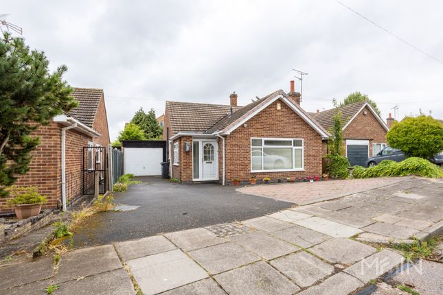 2 bed property, in Oakside Close, £350,000