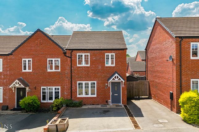 2 bed property, in Buttercup Drive, £215,000