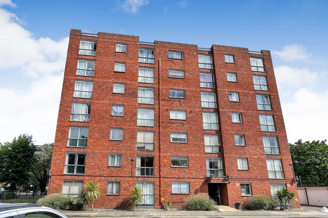 1 bed property, in Tavistock Road, £130,000