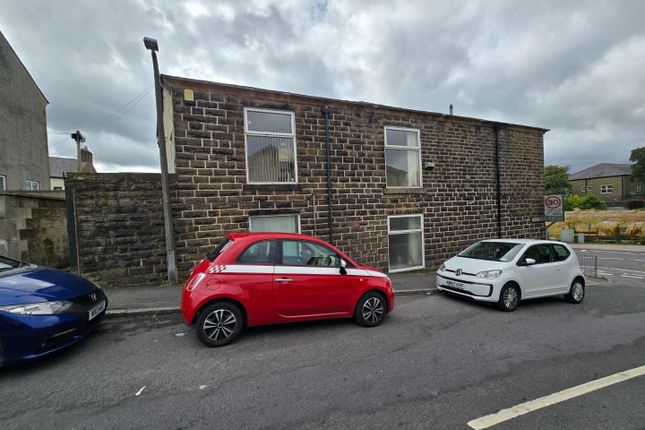 2 bed property, in Manchester Road, £170,000