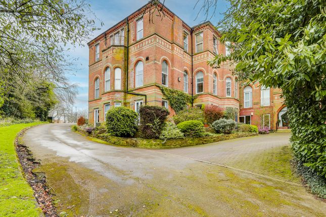 2 bed property, in Hine Hall, £170,000