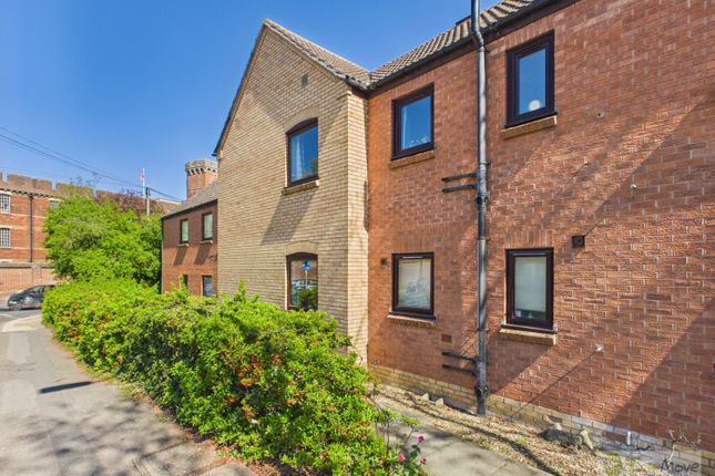 2 bed property, in Prince Of Wales Close, £150,000