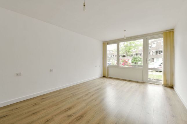 1 bed property, in Augustus Close, £270,000