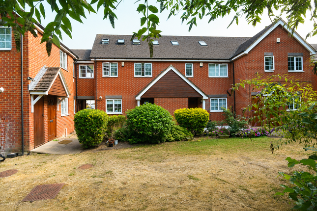 3 bed property, in Vale Farm Road, £420,000