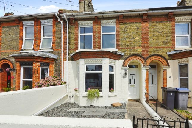 2 bed property, in Buckland Avenue, £220,000