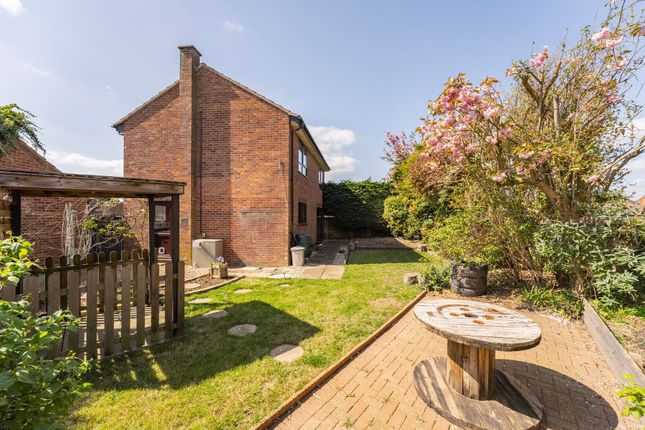 4 bed property, in Matthews Close, £290,000