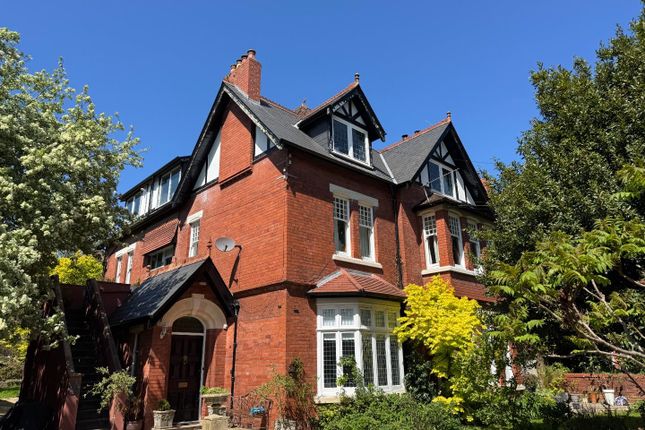 2 bed property, in Victoria Road, £265,000