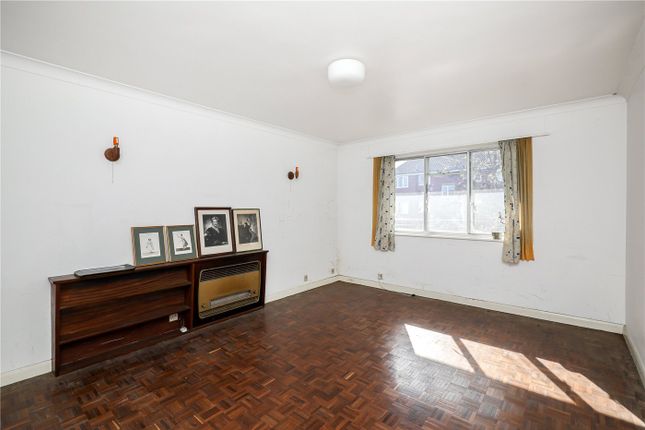 2 bed property, in Avenue Road, £275,000