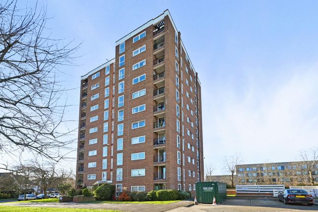 2 bed property, in Gilbert Court, £425,000