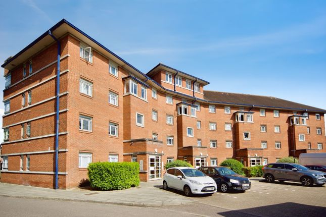 1 bed property, in Bourneside Crescent, £280,000