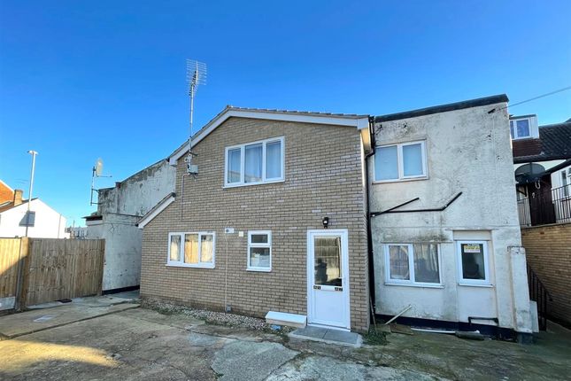 2 bed property, in Old Road, £110,000