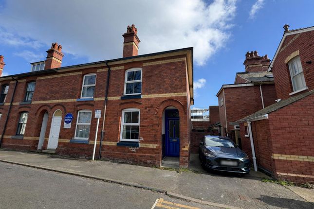 2 bed property, in Daws Road, £180,000