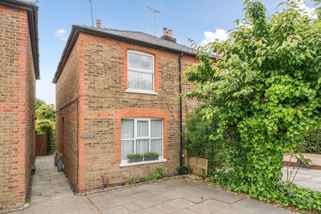2 bed property, in Portsmouth Road, £540,000